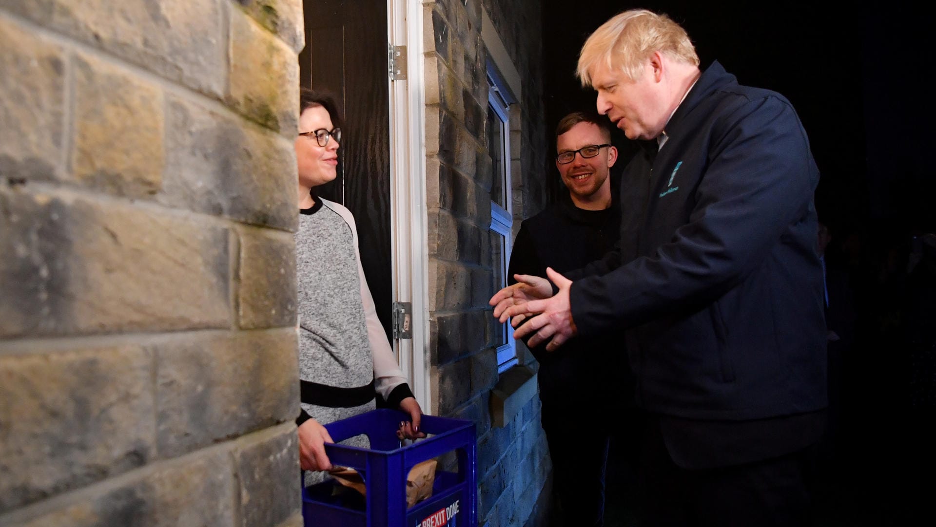 Boris Johnson tritt für den Wahlkampf als Milchmann auf: Der Vorsprung der Konservativen hat in den letzten Umfragen nachgelassen.