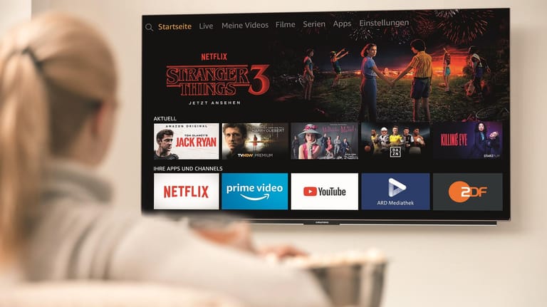 Das Herstellerbild zeigt eine Frau, die Fire TV auf dem neuen Grundig Fire TV Edition nutzt: Die OLED-Fernseher mit Alexa-Sprachsteuerung kommen im Januar 2020 auf den Markt.