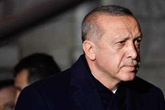 Der türkische Präsident Recep Tayyip Erdogan: Die Türkei hat zwei angebliche Terroristen nach Deutschland abgeschoben.
