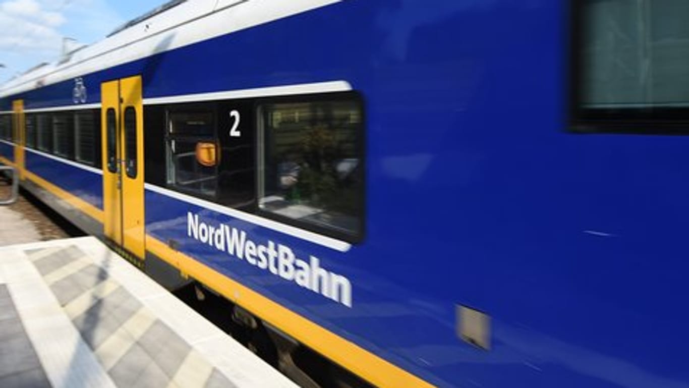 Eine Nordwestbahn auf Durchfahrt (Symbolbild): Wer ist für die herabsetzenden Aussagen verantwortlich?