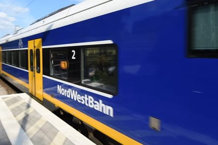 Eine Nordwestbahn auf Durchfahrt (Symbolbild): Wer ist für die herabsetzenden Aussagen verantwortlich?