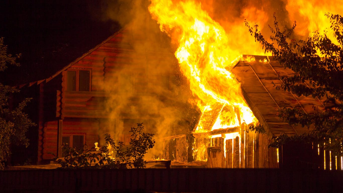 Brennendes Haus (Symbolbild): Eine Familie in Estland ist wohl im Schlaf durch ein Feuer ums Leben gekommen.