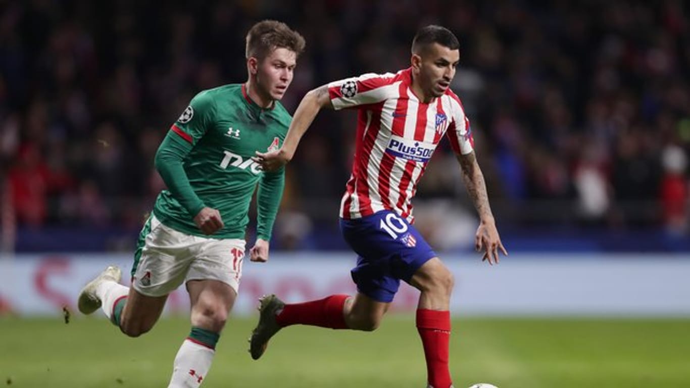 Angel Correa (r) von Atlético Madrid behauptet den Ball gegen Rifat Zhemaletdinov von Lokomotive Moskau.