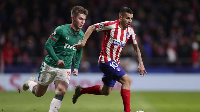 Angel Correa (r) von Atlético Madrid behauptet den Ball gegen Rifat Zhemaletdinov von Lokomotive Moskau.