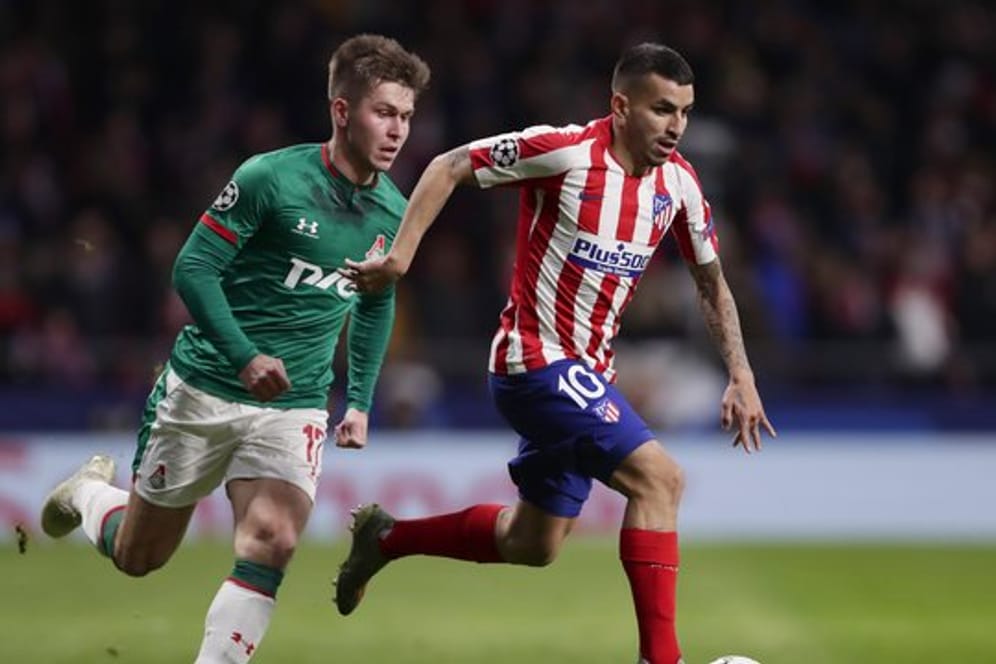 Angel Correa (r) von Atlético Madrid behauptet den Ball gegen Rifat Zhemaletdinov von Lokomotive Moskau.