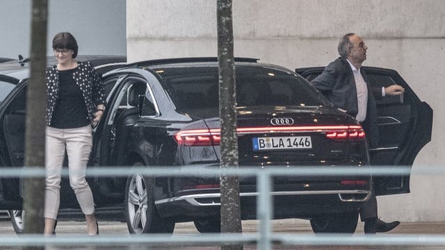 Saskia Esken und Norbert Walter-Borjans kommen am Bundeskanzleramt an. Saskia Esken und Norbert Walter-Borjans kommen am Bundeskanzleramt an.