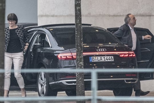 Saskia Esken und Norbert Walter-Borjans kommen am Bundeskanzleramt an.