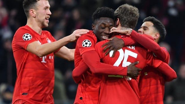 Die Spieler von Bayern München feiern einen Treffer gegen Tottenham Hotspur. Die Spieler von Bayern München feiern einen Treffer gegen Tottenham Hotspur.