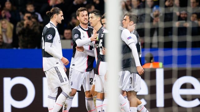 Cristiano Ronaldo (M) brachte mit seinem Tor zum 1:0 Juve in Leverkusen auf die Siegerstraße.