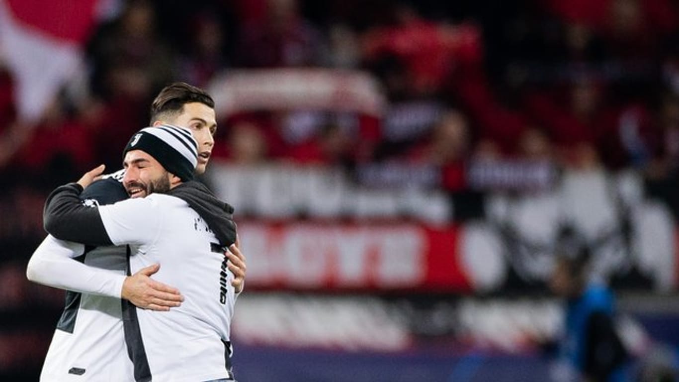 Ein Juve-Fan schaffte es als Flitzer auf's Feld, um Superstar Cristiano Ronaldo zu huldigen. Ein Juve-Fan schaffte es als Flitzer auf's Feld, um Superstar Cristiano Ronaldo zu huldigen.