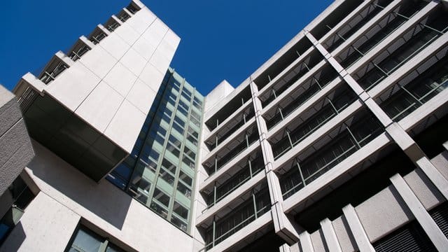 Das Oberlandesgericht in München: Vor Gericht muss geklärt werden, wer die Verantwortung für eine fehlerhafte Augenoperation übernehmen muss. Das Oberlandesgericht in München: Vor Gericht muss geklärt werden, wer die Verantwortung für eine fehlerhafte Augenoperation übernehmen muss.