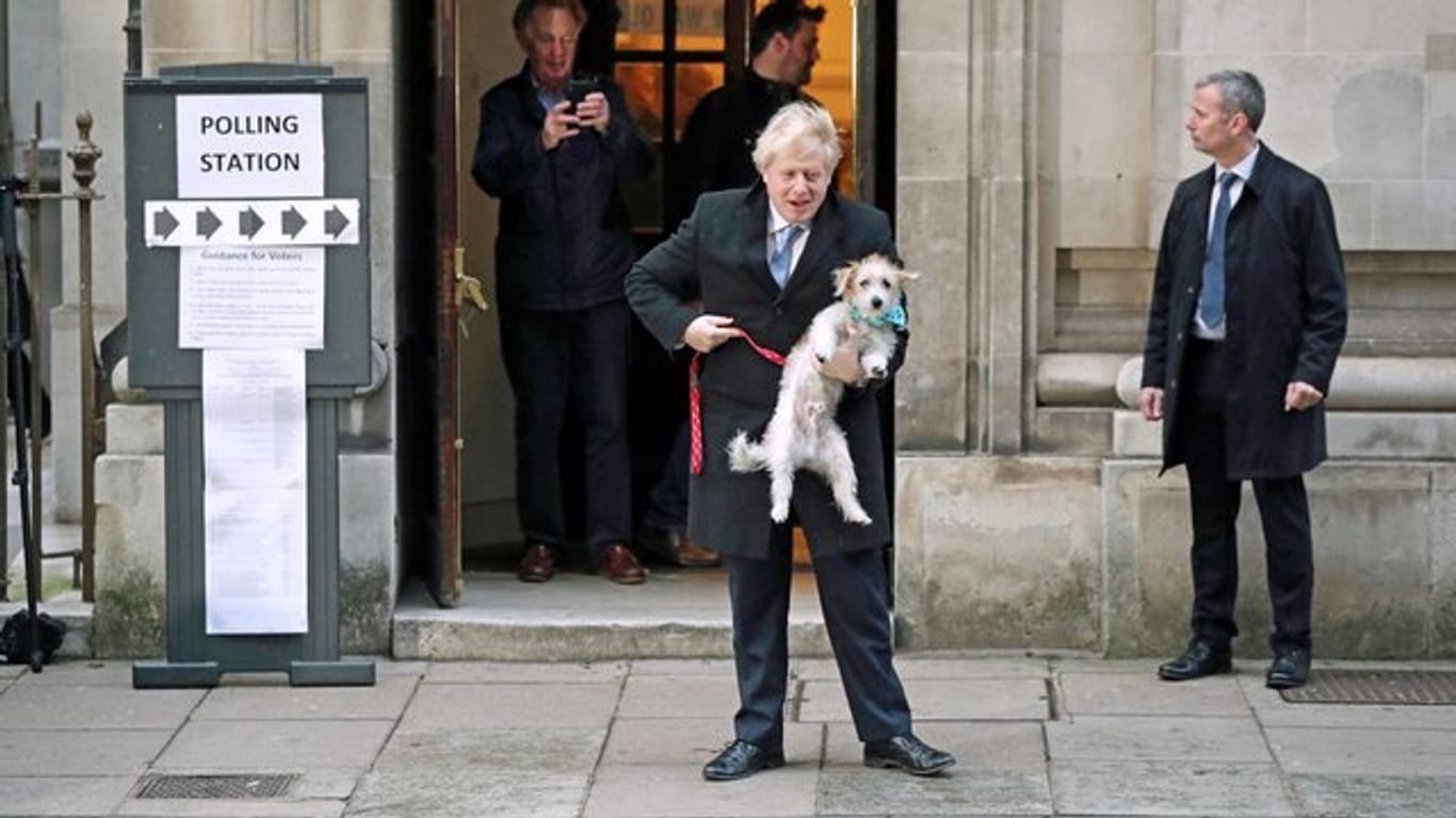 Boris Johnson verlässt mit seinem Hund Dilyn ein Wahllokal in London.