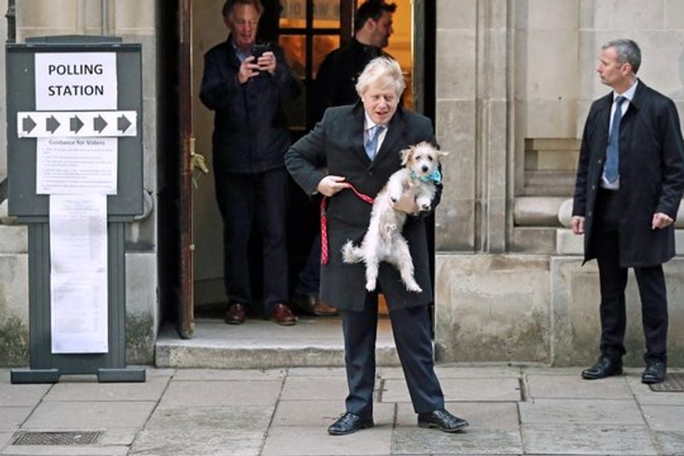Boris Johnson verlässt mit seinem Hund Dilyn ein Wahllokal in London.