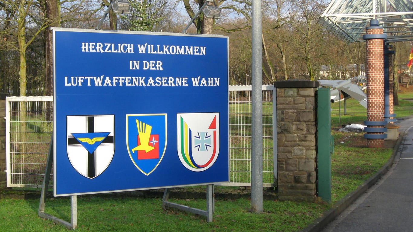 "Herzlich Willkommen in der Luftwaffenkaserne Wahn" steht auf einem Schild: Hier in Köln soll ein Soldat eine Kameradin vergewaltigt haben.