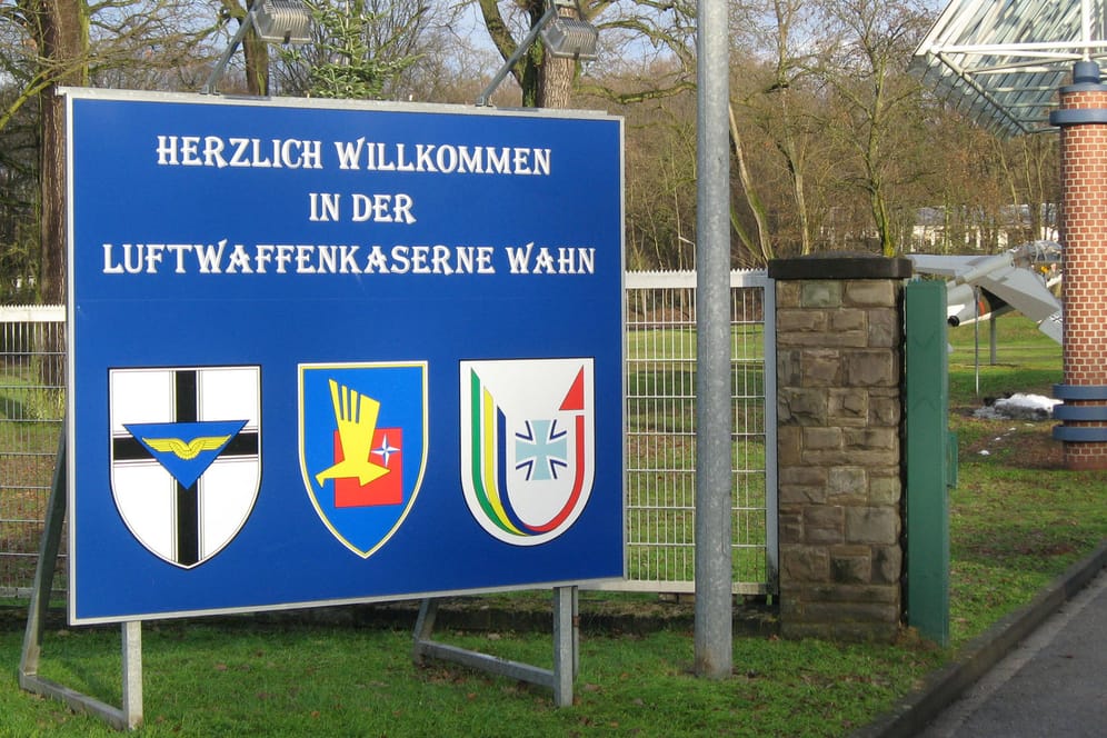 "Herzlich Willkommen in der Luftwaffenkaserne Wahn" steht auf einem Schild: Hier in Köln soll ein Soldat eine Kameradin vergewaltigt haben.