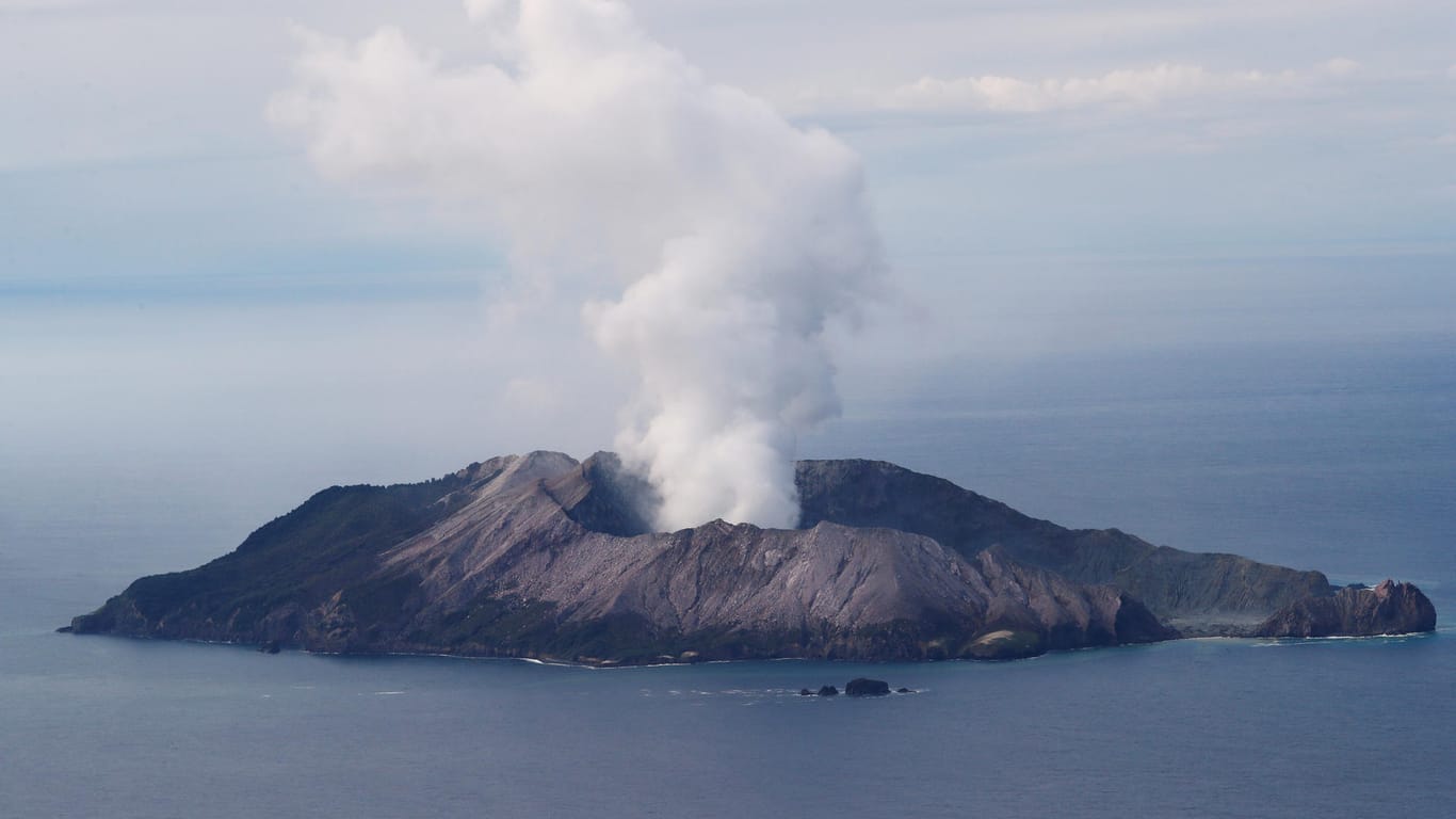 Luftaufnahme der Whaakari-Insel mit dem rauchenden Vulkan: 47 Menschen hielten sich auf der Insel auf, als der Vulkan plötzlich ausbrach.