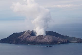 Luftaufnahme der Whaakari-Insel mit dem rauchenden Vulkan: 47 Menschen hielten sich auf der Insel auf, als der Vulkan plötzlich ausbrach.