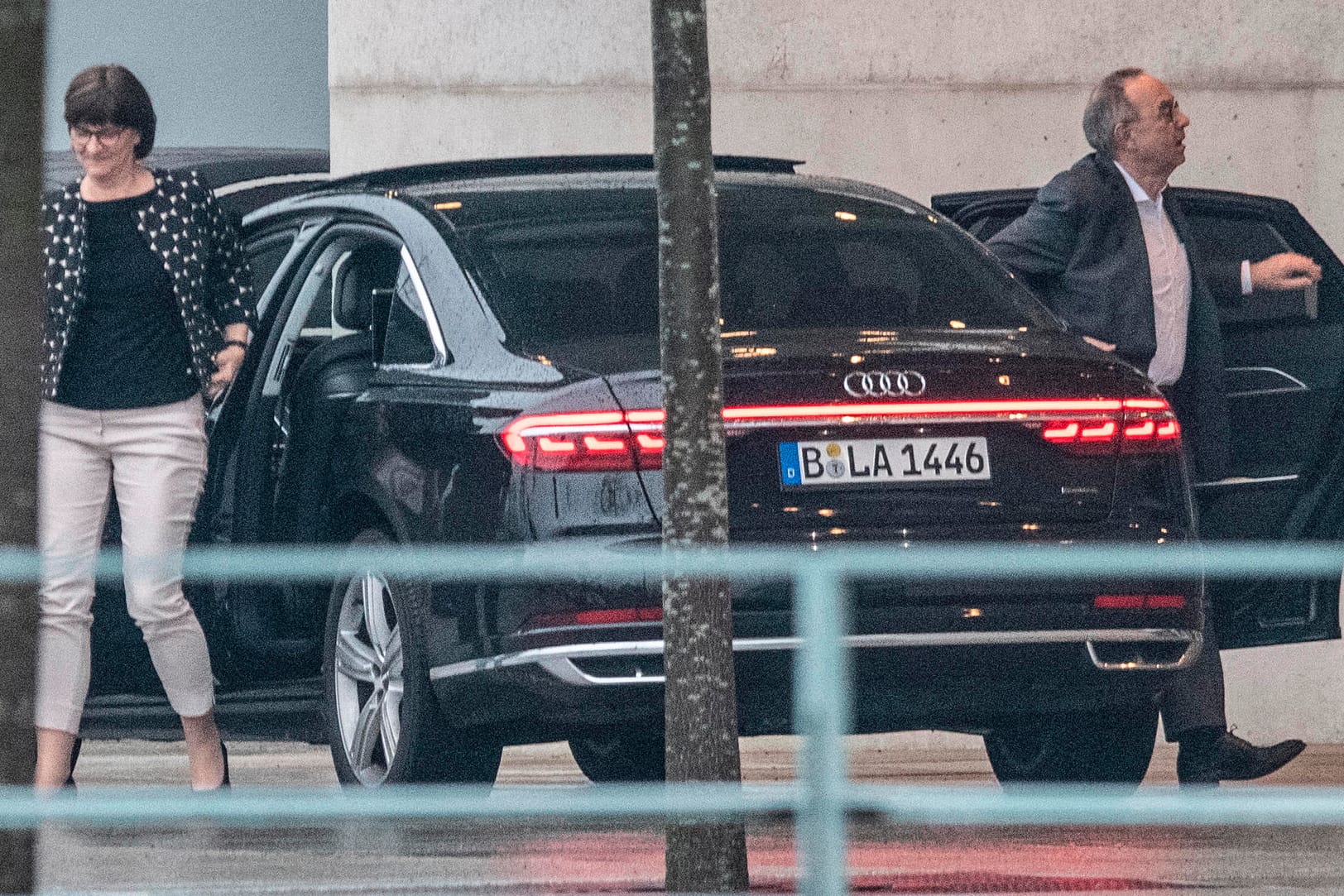 Die neue SPD-Vorsitzenden Saskia Esken und Norbert Walter-Borjans kommen am Kanzleramt an: Worüber die SPD-Spitze mit Merkel sprechen wird, ist nicht bekannt.