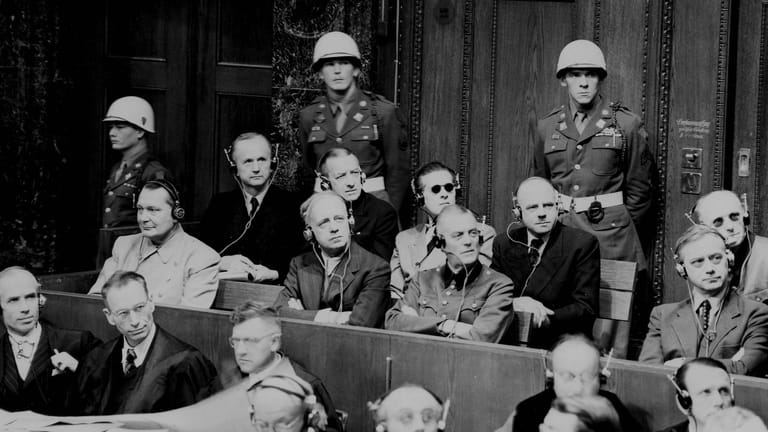 Angeklagte Nationalsozialisten bei den Nürnberger Prozessen: Die Forderung nach der Benennung von Nationalitäten im Kontext von Kriminalität knüpft letztlich an das rassistische Erbe der NS-Zeit an.
