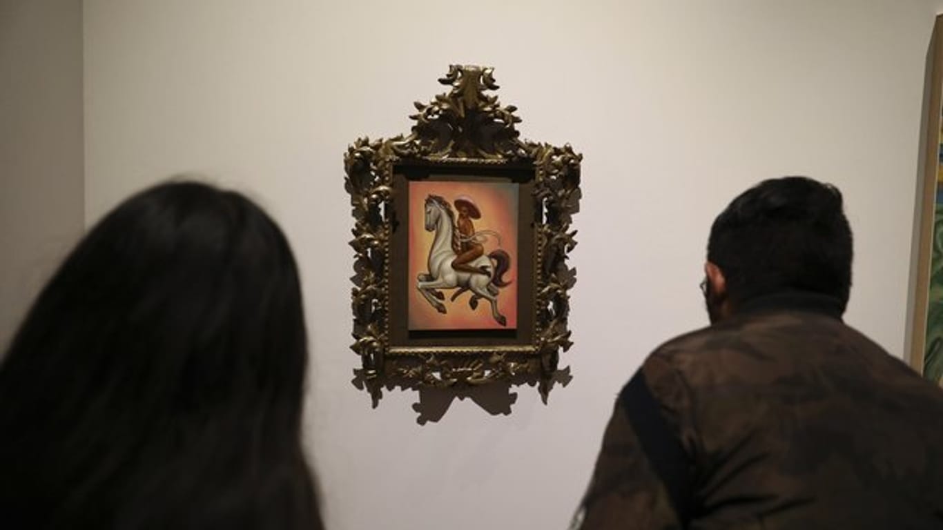 Besucher beobachten ein Gemälde, auf dem der mexikanischen Nationalheld Emiliano Zapata nackt und mit hochhackigen Schuhen dargestellt wird.