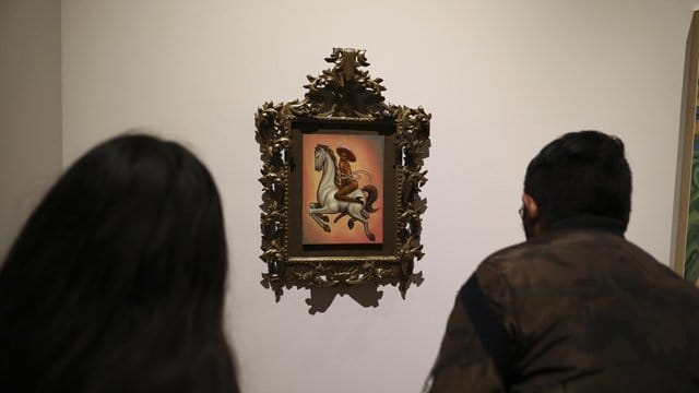 Besucher beobachten ein Gemälde, auf dem der mexikanischen Nationalheld Emiliano Zapata nackt und mit hochhackigen Schuhen dargestellt wird. Besucher beobachten ein Gemälde, auf dem der mexikanischen Nationalheld Emiliano Zapata nackt und mit hochhackigen Schuhen dargestellt wird.
