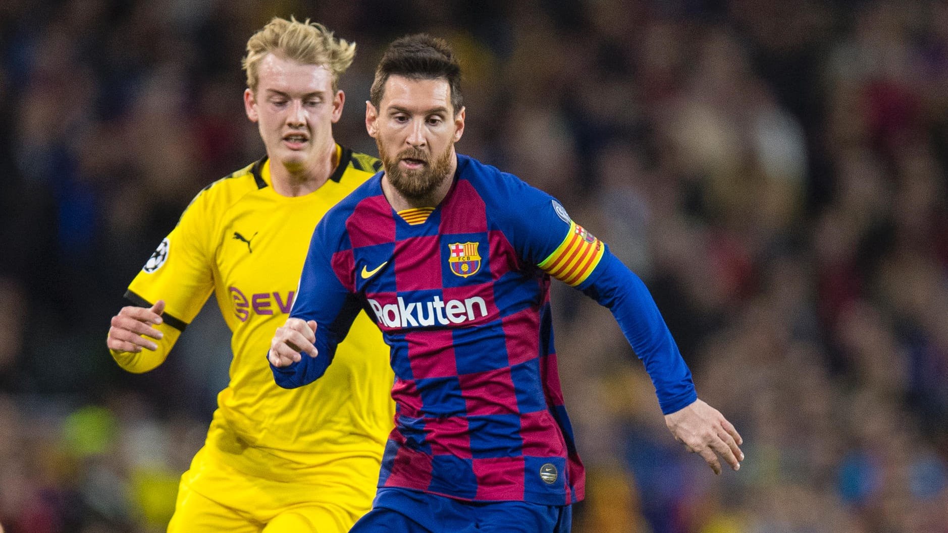 Wo sieht man ab der Saison 2021/22 wohl ein Topspiel wie dieses hier? Barcelonas Lionel Messi im Duell mit Dortmunds Julian Brandt.