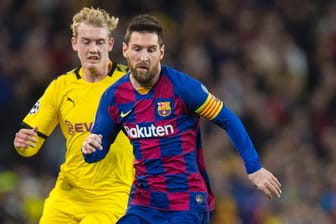 Wo sieht man ab der Saison 2021/22 wohl ein Topspiel wie dieses hier? Barcelonas Lionel Messi im Duell mit Dortmunds Julian Brandt.