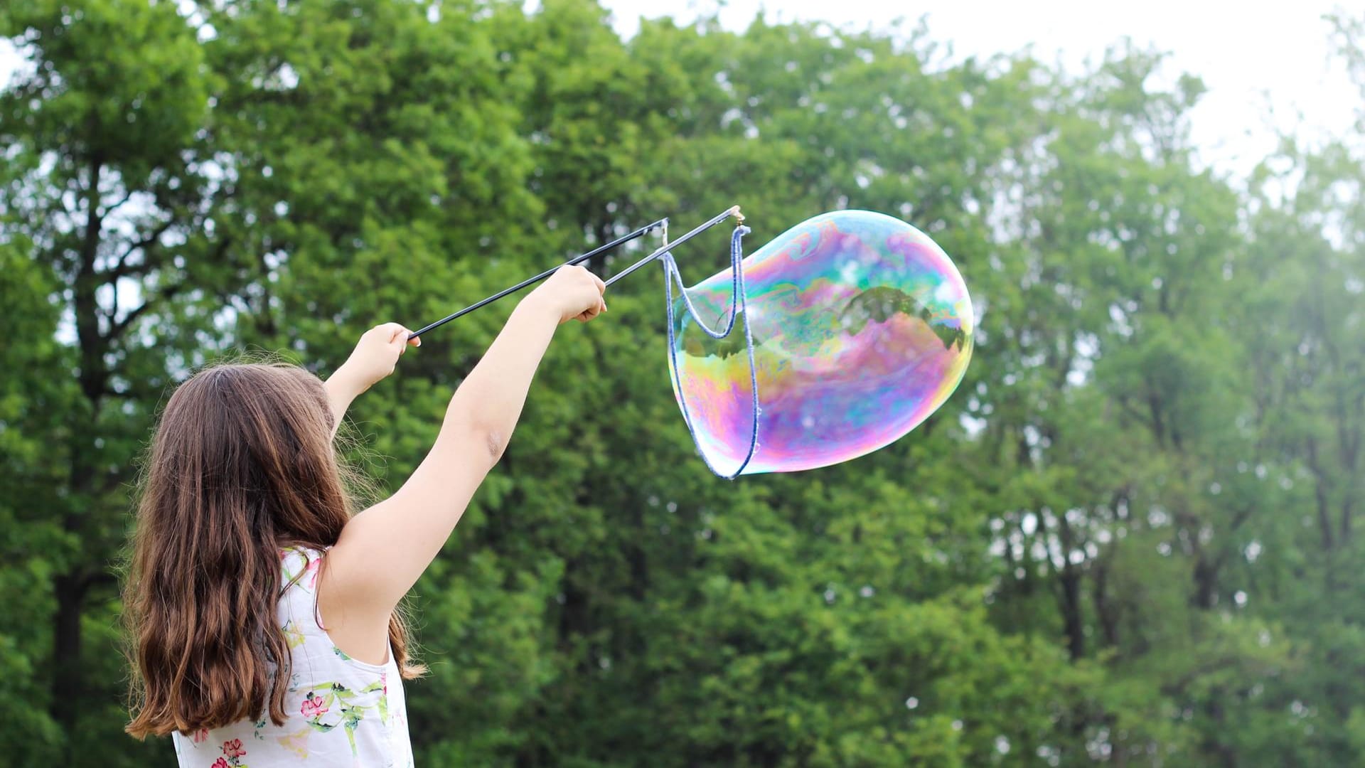 Ein Mädchen spielt in der Natur: Die Kindertagesstätte Pro-Liberis legt Wert auf Nachhaltigkeit.