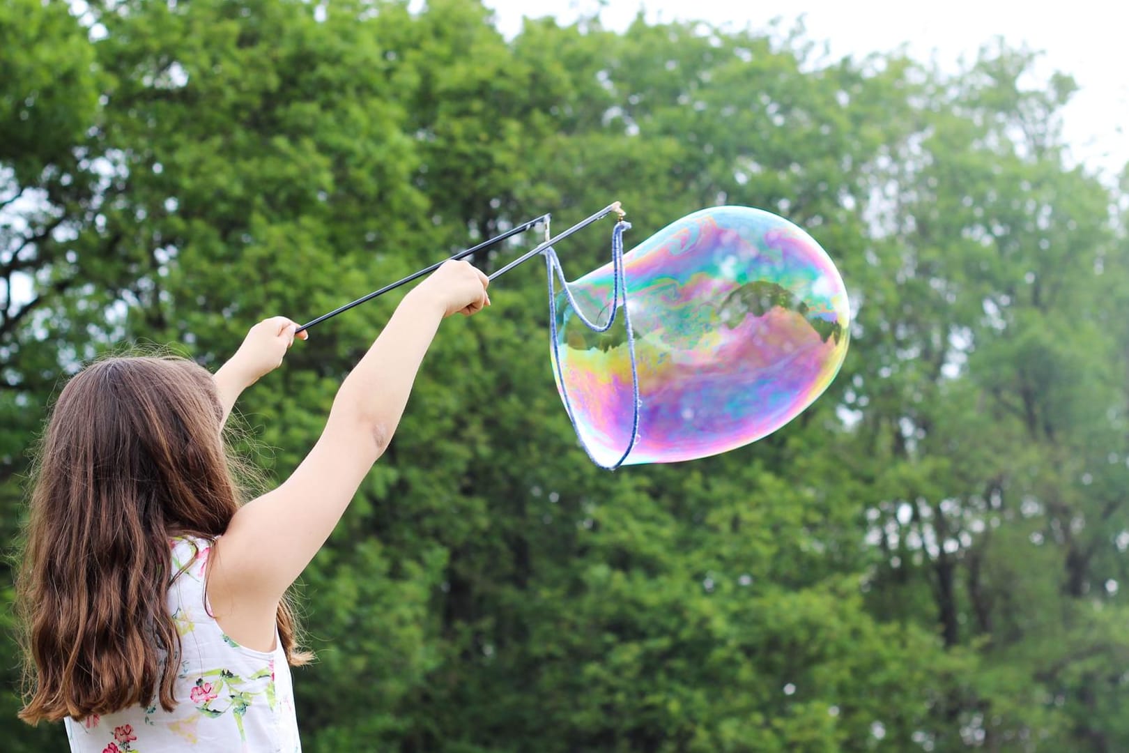 Ein Mädchen spielt in der Natur: Die Kindertagesstätte Pro-Liberis legt Wert auf Nachhaltigkeit.