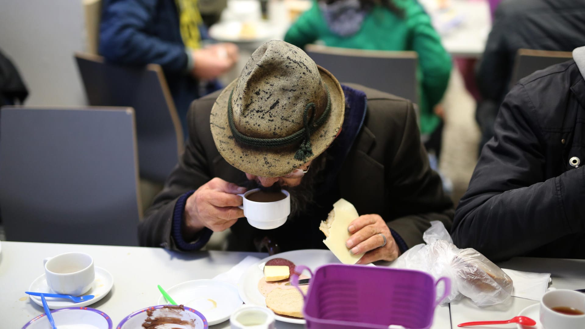 Ein Obdachloser frühstückt in einer Wohnungsloseninitiative: Das einst prosperierende Ruhrgebiet zählt inzwischen zu den ärmsten Regionen Deutschlands.