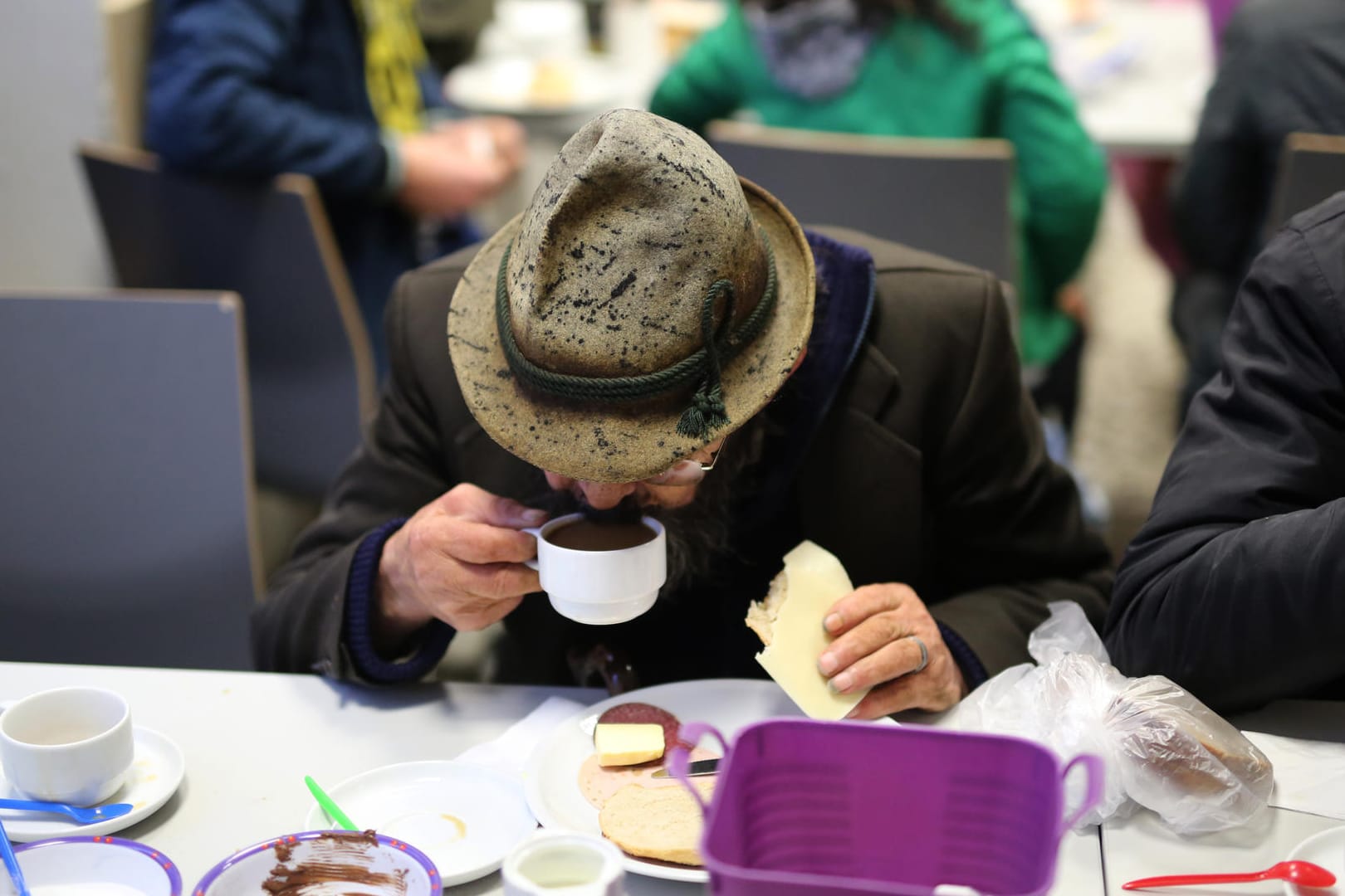 Ein Obdachloser frühstückt in einer Wohnungsloseninitiative: Das einst prosperierende Ruhrgebiet zählt inzwischen zu den ärmsten Regionen Deutschlands. Ein Obdachloser frühstückt in einer Wohnungsloseninitiative: Das einst prosperierende Ruhrgebiet zählt inzwischen zu den ärmsten Regionen Deutschlands.