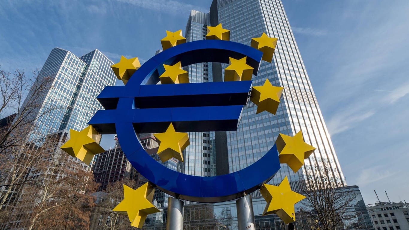 Euro-Symbol vor Hochhäusern: Die EZB ist seit Herbst 2014 für die Aufsicht über die großen Banken in der Euro-Zone zuständig.