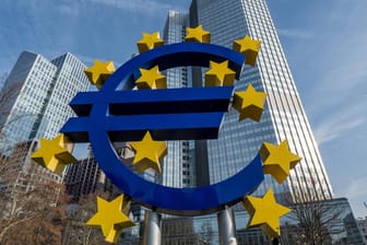Euro-Symbol vor Hochhäusern: Die EZB ist seit Herbst 2014 für die Aufsicht über die großen Banken in der Euro-Zone zuständig.