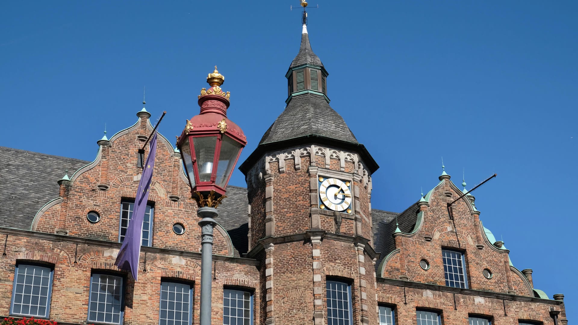 Das Düsseldorfer Rathaus: Die Verwaltung beschäftigt ein Ausfall der Computersysteme. Das Düsseldorfer Rathaus: Die Verwaltung beschäftigt ein Ausfall der Computersysteme.