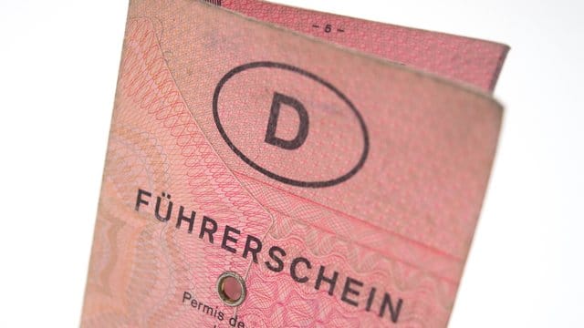 Der alte Führerschein ist noch gültig: Trotzdem kann er in einigen EU-Ländern von Polizisten beanstandet werden - zu Unrecht. Der alte Führerschein ist noch gültig: Trotzdem kann er in einigen EU-Ländern von Polizisten beanstandet werden - zu Unrecht.