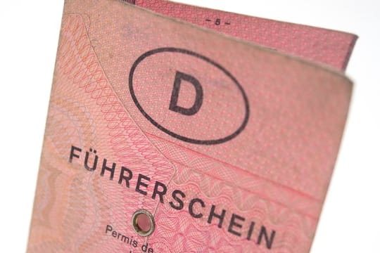 Der alte Führerschein ist noch gültig: Trotzdem kann er in einigen EU-Ländern von Polizisten beanstandet werden - zu Unrecht.