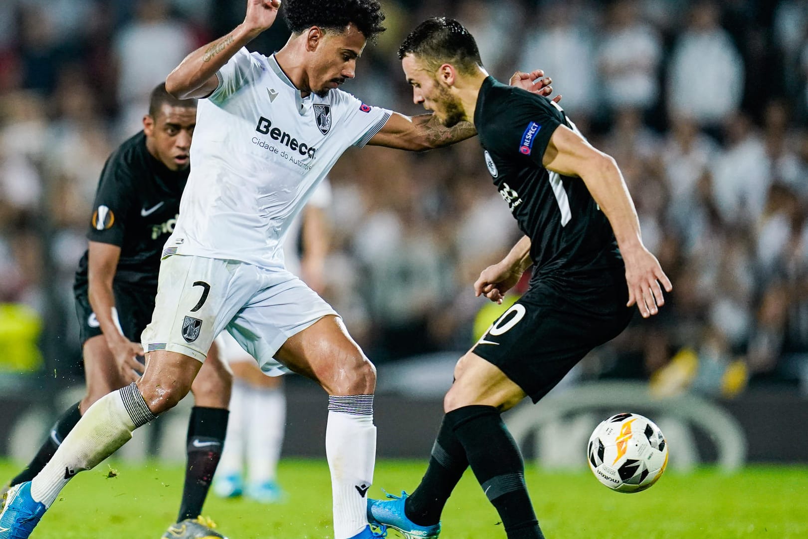 Lucas Evangelista von Vitoria Guimaraes (l) und Frankfurts Filip Kostic kämpfen um den Ball: Am Donnerstagabend treffen die Mannschaften wieder aufeinander.