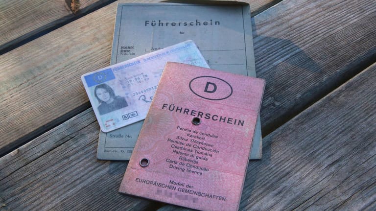 Der neue EU-Führerschein steckt zwischen früheren Papierversionen: Bisher sind die älteren Führerscheine aus Papier auch im EU-Ausland gültig.