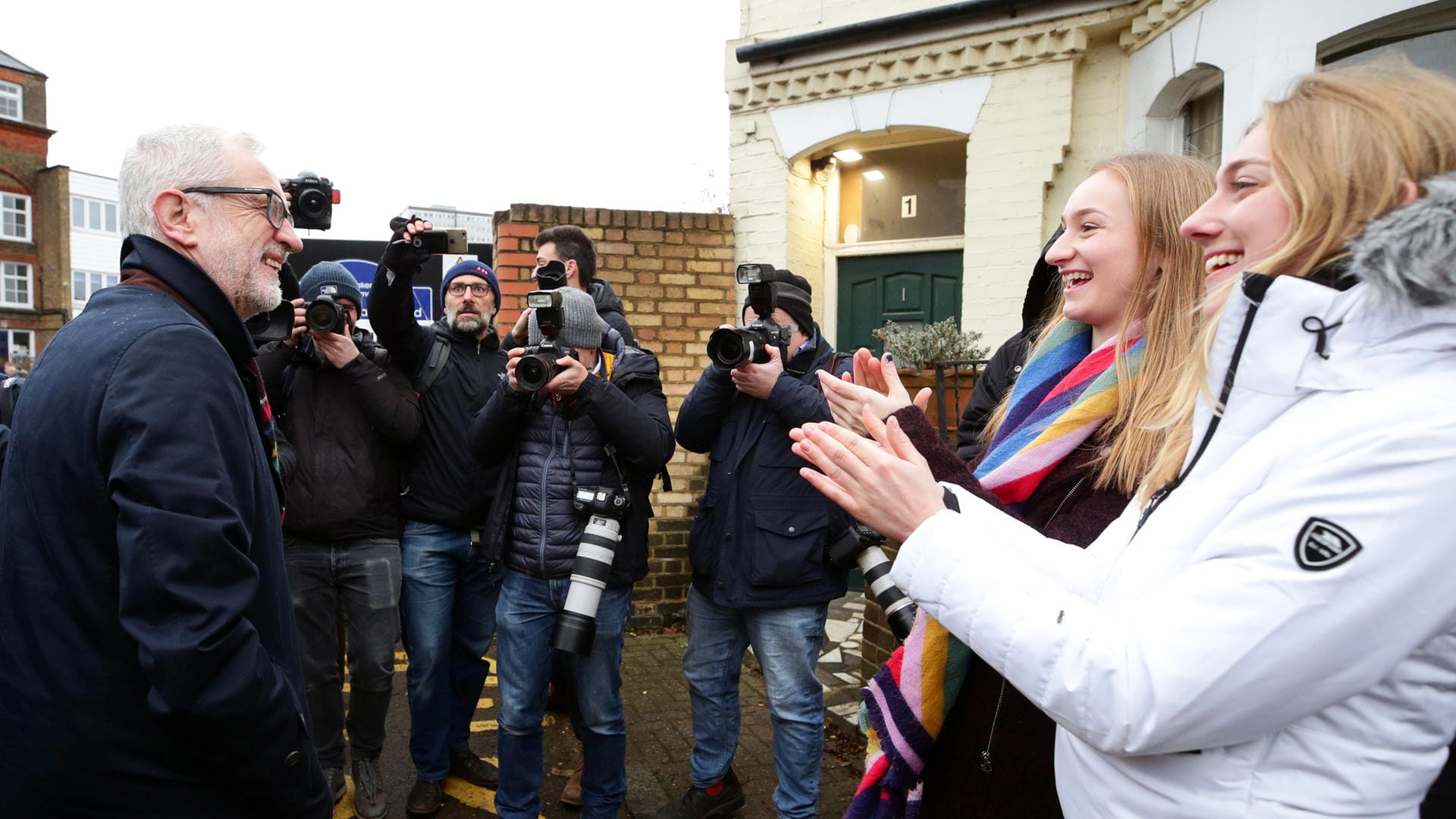 Jeremy Corbyn, Chef der Opposition, auf dem Weg zum Wahllokal: An jungen Menschen kann sich die Wahl entscheiden. Jeremy Corbyn, Chef der Opposition, auf dem Weg zum Wahllokal: An jungen Menschen kann sich die Wahl entscheiden.