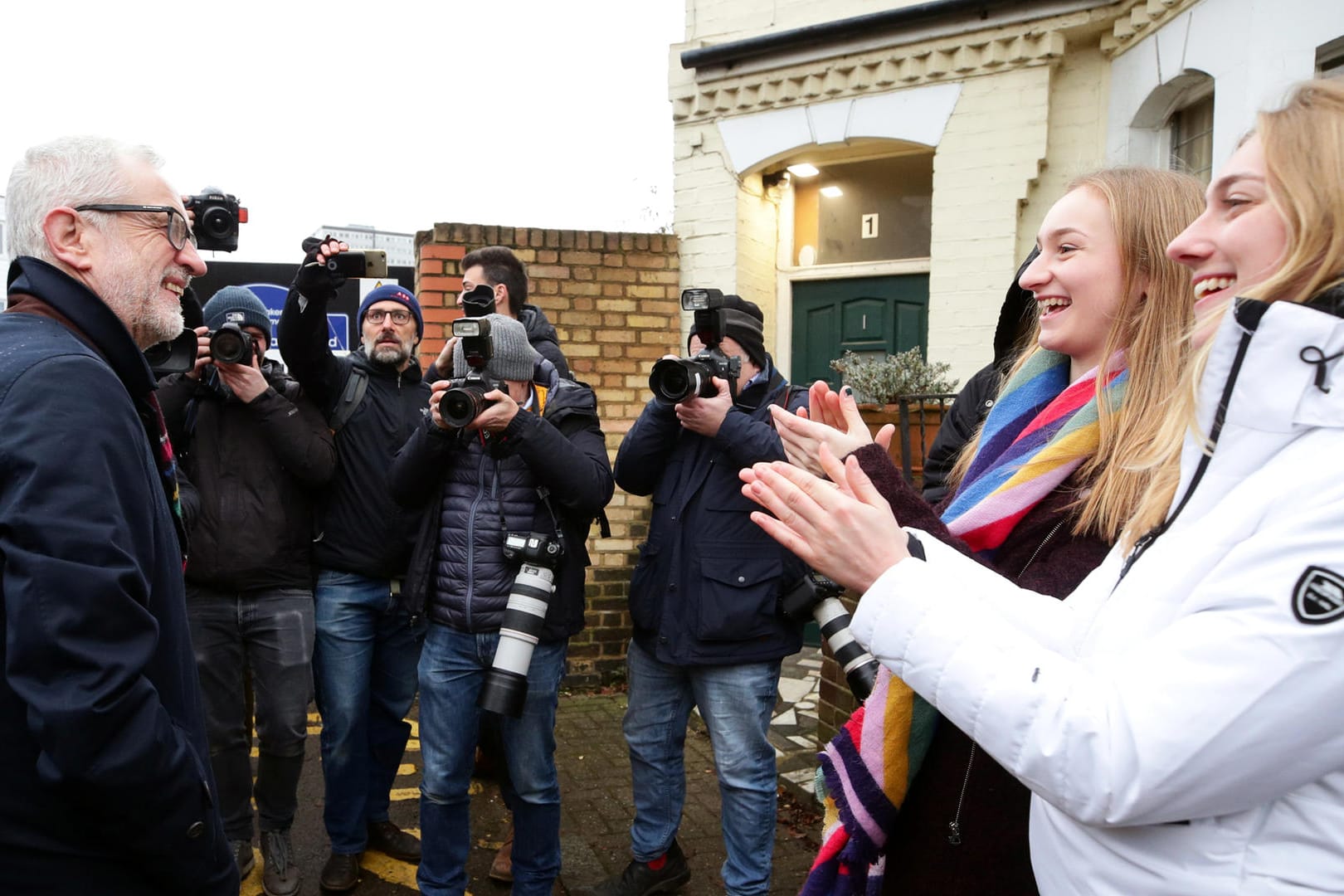 Jeremy Corbyn, Chef der Opposition, auf dem Weg zum Wahllokal: An jungen Menschen kann sich die Wahl entscheiden.