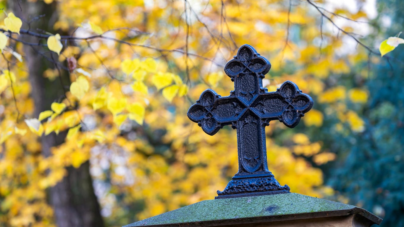 Ein Kreuz auf einem Grab: In Nürnberg hat ein Auto mehrere Gräber beschädigt.