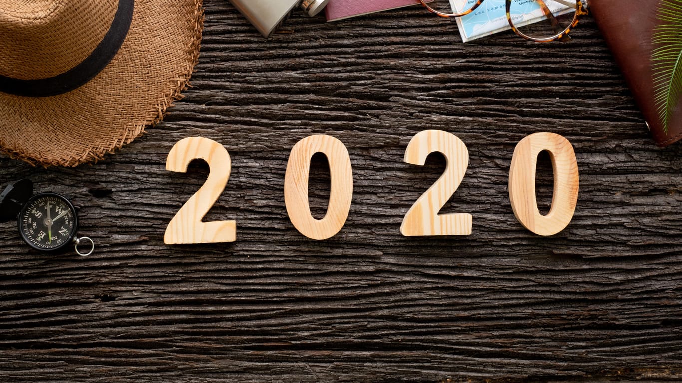 Die Zahle 2020 liegt auf einem Tisch: Unser Kalender zeigt die Sommerferien im Überblick.