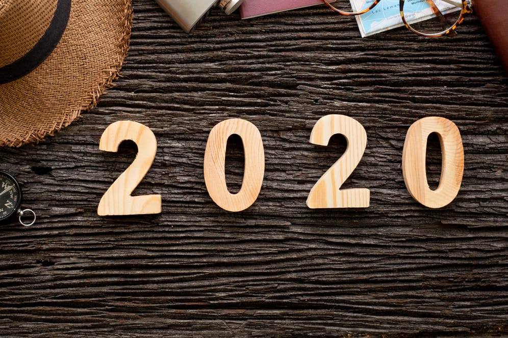 Die Zahle 2020 liegt auf einem Tisch: Unser Kalender zeigt die Sommerferien im Überblick.