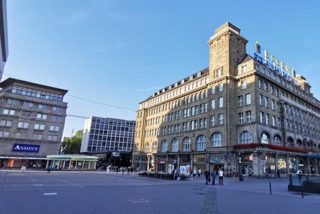 Blick auf den Willy-Brandt-Platz in Essen: Die Stadt will das Areal mit einem Obststand und zwei Märkten aufwerten.