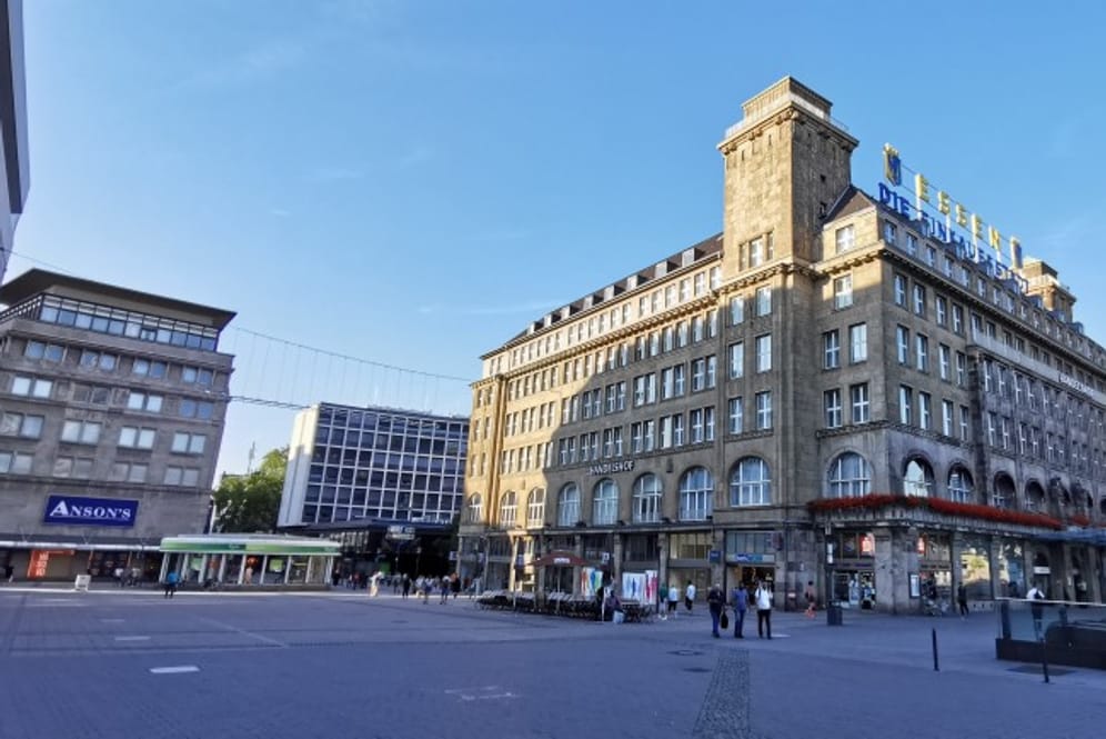 Blick auf den Willy-Brandt-Platz in Essen: Die Stadt will das Areal mit einem Obststand und zwei Märkten aufwerten.