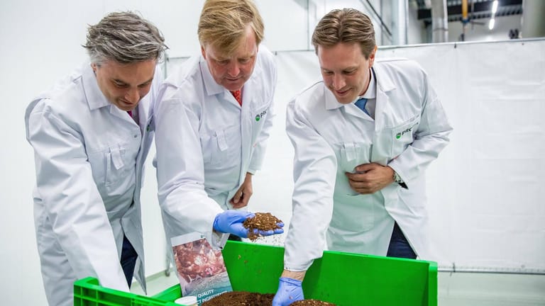 Der niederländische König Willem-Alexander (mitte) bei der Eröffnung der weltweit größten Insekten-Fabrik in Bergen op Zoom