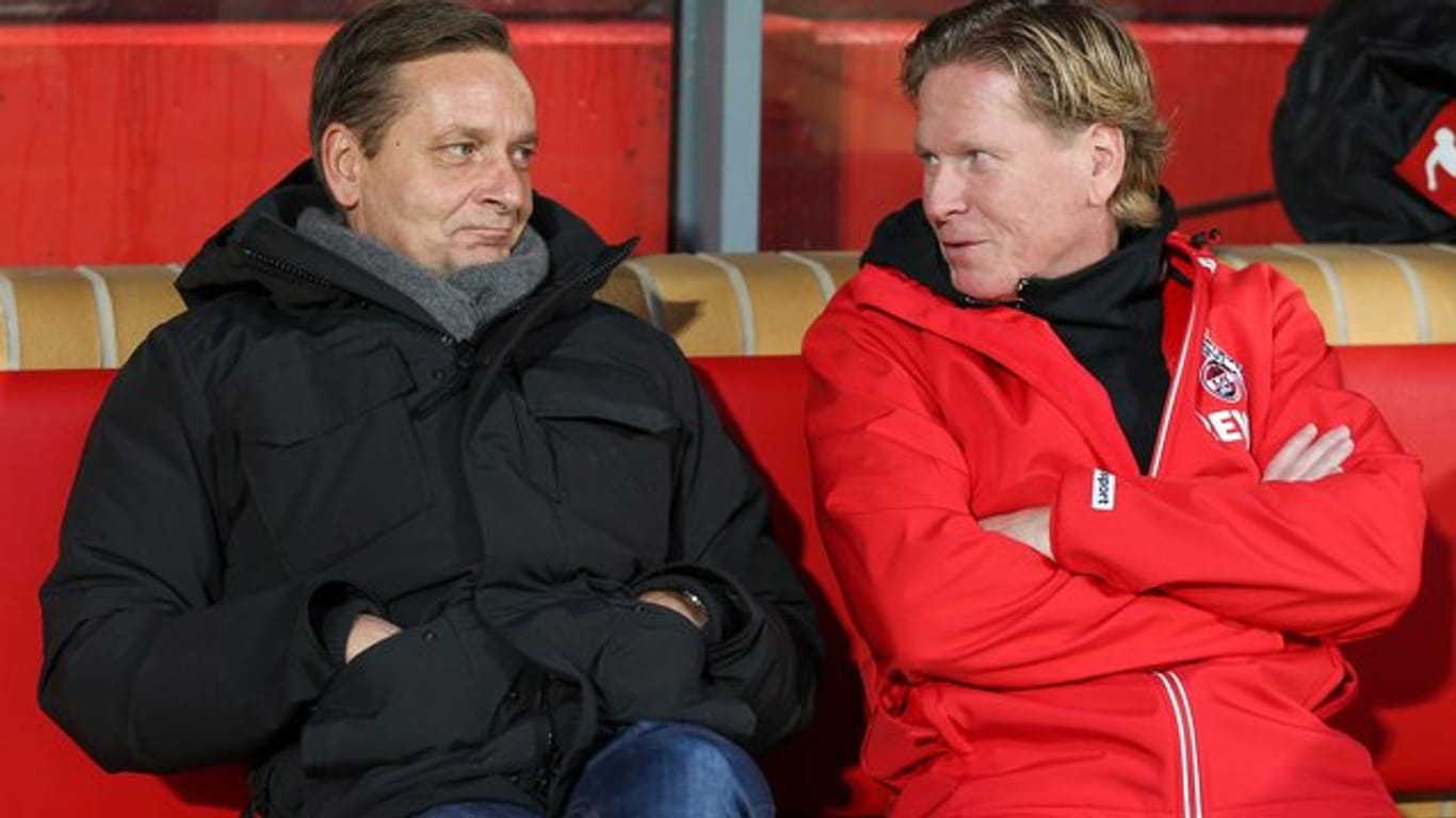 Sehen dem Derby gegen Leverkusen zuversichtlich entgegen: Kölns Trainer Markus Gisdol (r) und Sportchef Horst Heldt.