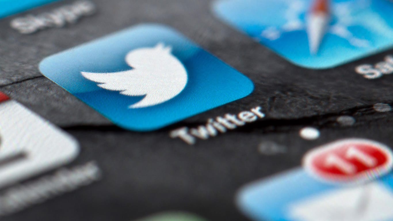 TwitterTwitter auf einem Smartphone: Eine der deutschen Medienanstalten hat gegen Twitter ein förmliches Verfahren eingeleitet, weil die Plattform pornografische Inhalte frei zugänglich gemacht haben soll.