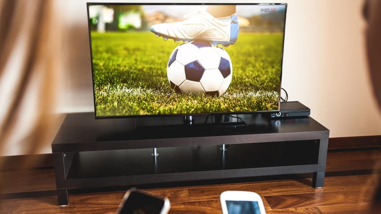Ein Fernseher zeigt Fußball im Livestream (Symbolbild): Für die Liveübertragung via Internet ist eine schnelle Leitung Pflicht.