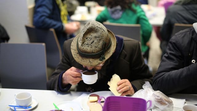 Ein Obdachloser frühstückt in einer Wohnungsloseneinrichtung in Dortmund. Ein Obdachloser frühstückt in einer Wohnungsloseneinrichtung in Dortmund.